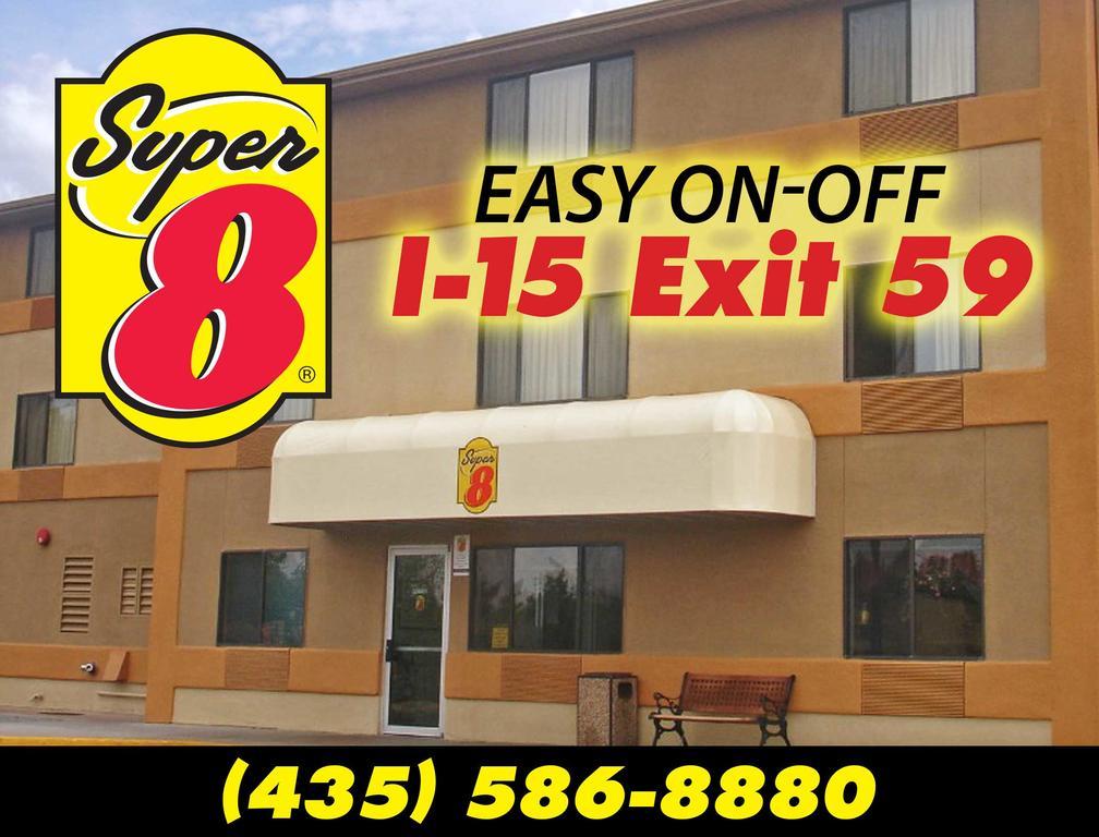 Super 8 By Wyndham Cedar Stadt Exterior foto